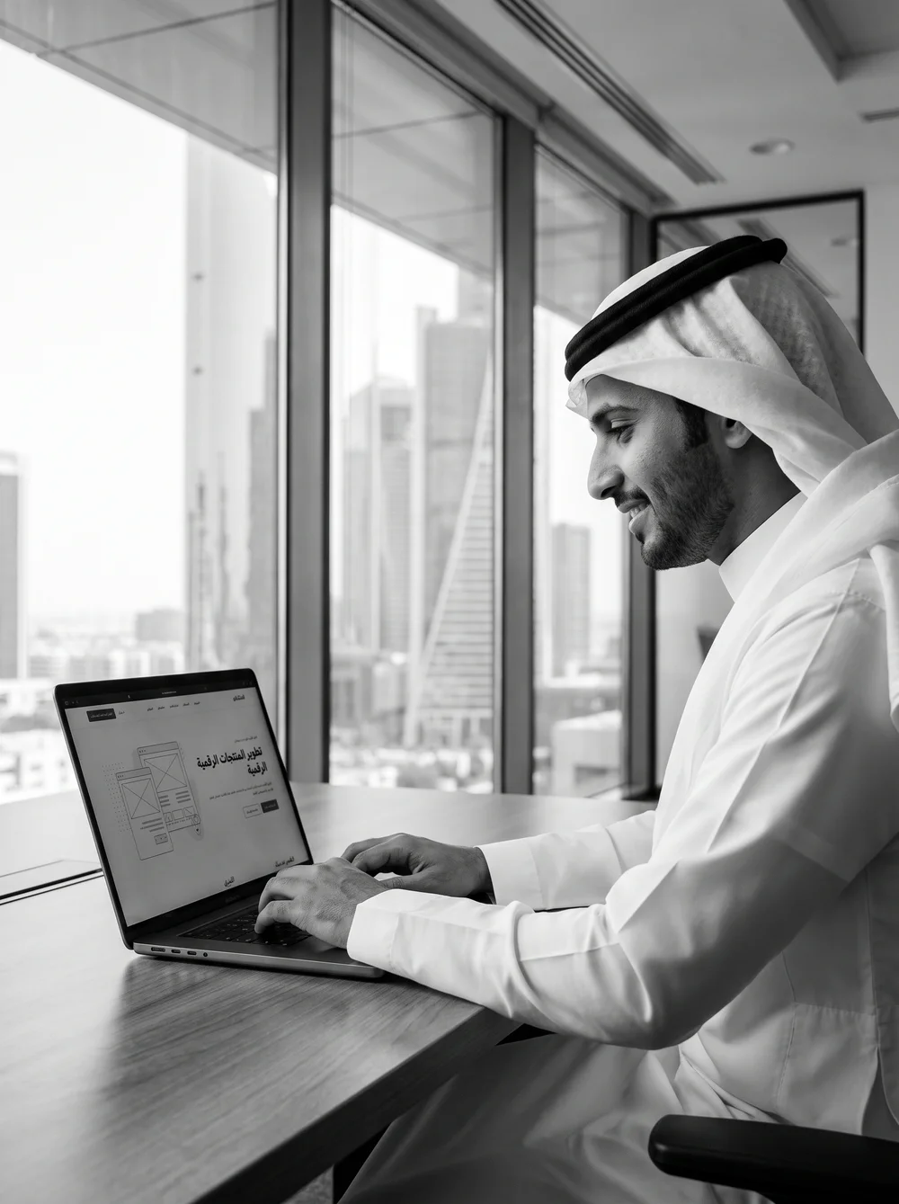 مستشار من ترانسيا يبتسم أثناء العمل على حاسوبه المحمول